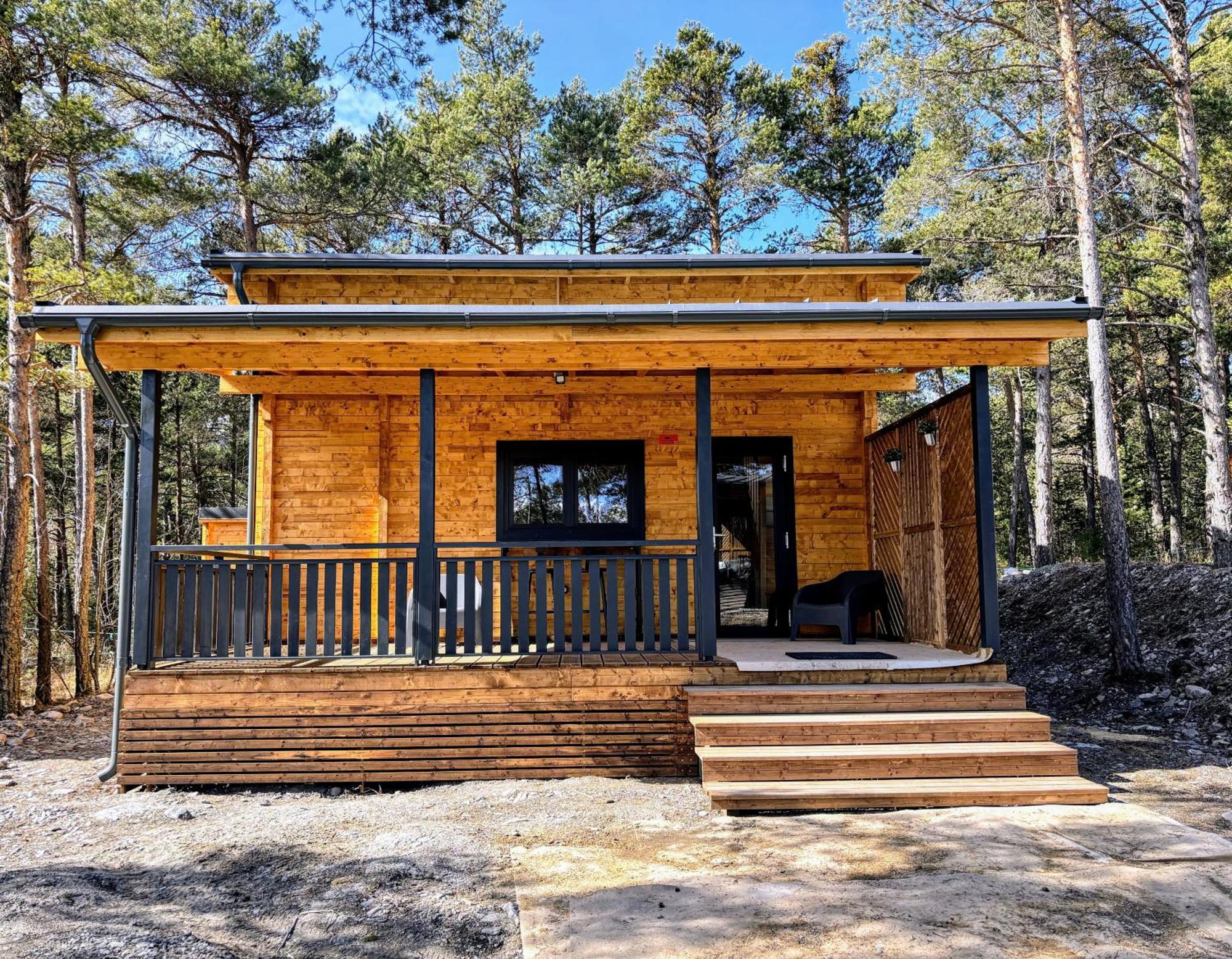 Parc Residentiel De Loisir : Le Loup Blanc Du Riou Hotel Barcelonnette Exterior foto