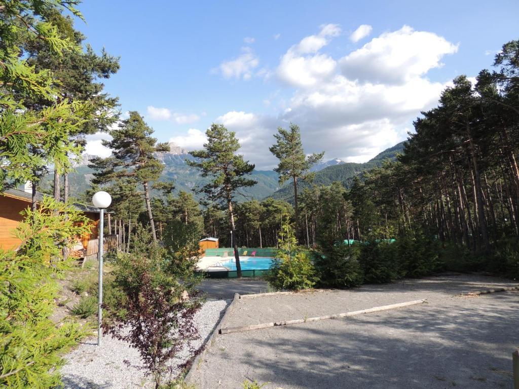 Parc Residentiel De Loisir : Le Loup Blanc Du Riou Hotel Barcelonnette Exterior foto