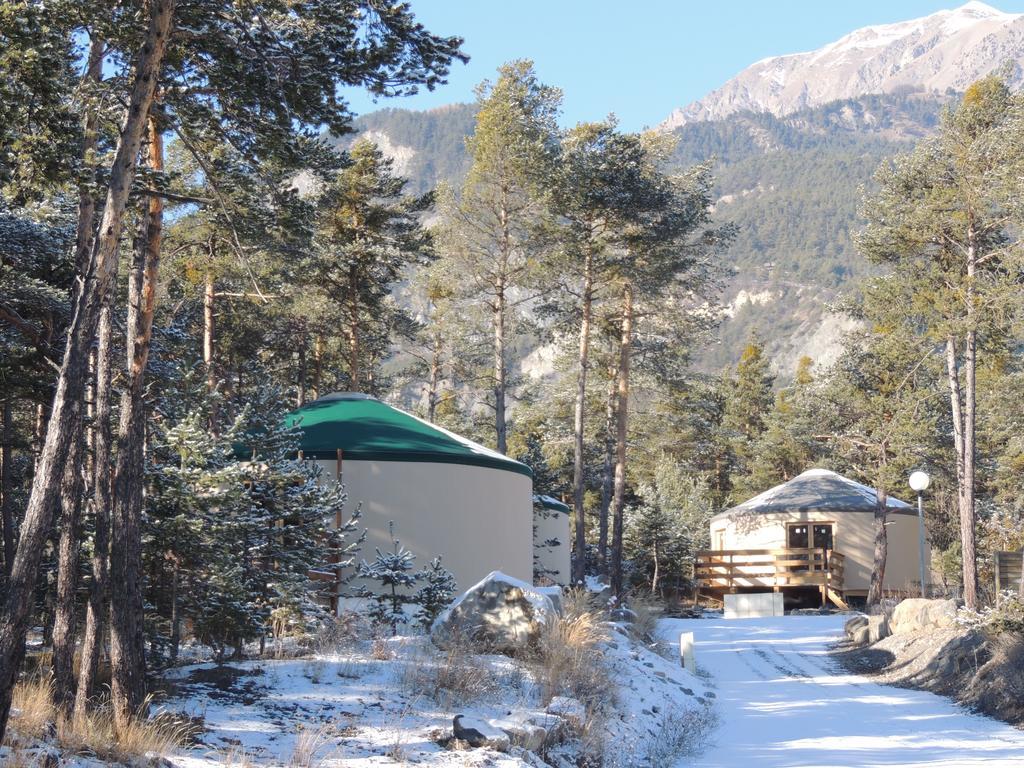 Parc Residentiel De Loisir : Le Loup Blanc Du Riou Hotel Barcelonnette Exterior foto